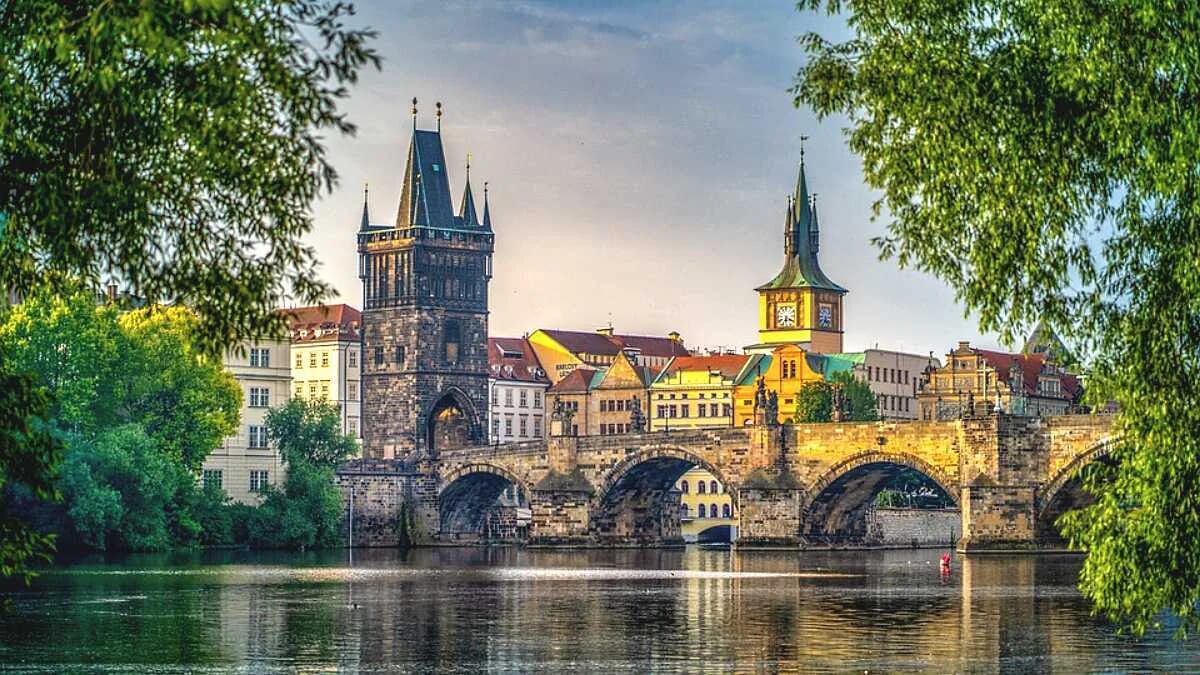 Prag Tschechien Karlsbrücke Nepomuk Moldau · AVENTIN Storys