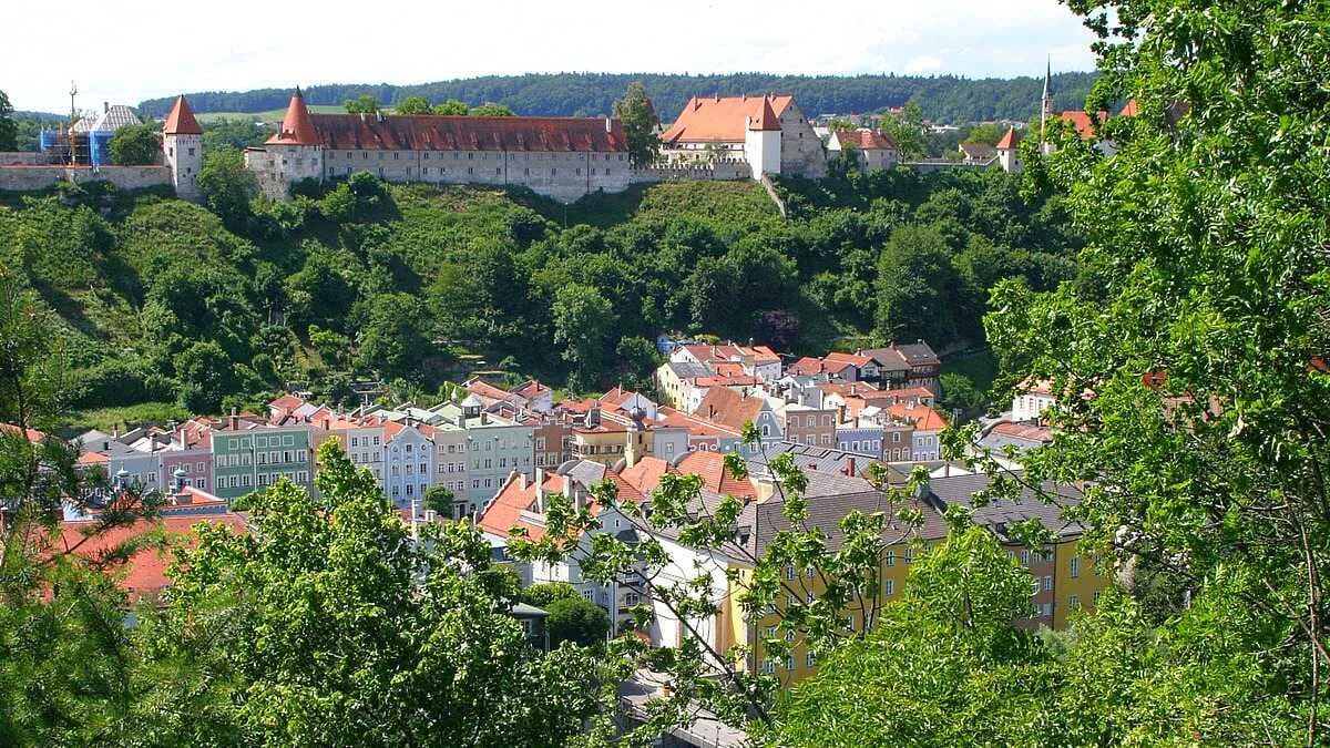 Burghausen · Burg und Altstadt · Salzach Tal Grenze Deutschland Österreich · AVENTIN Storys