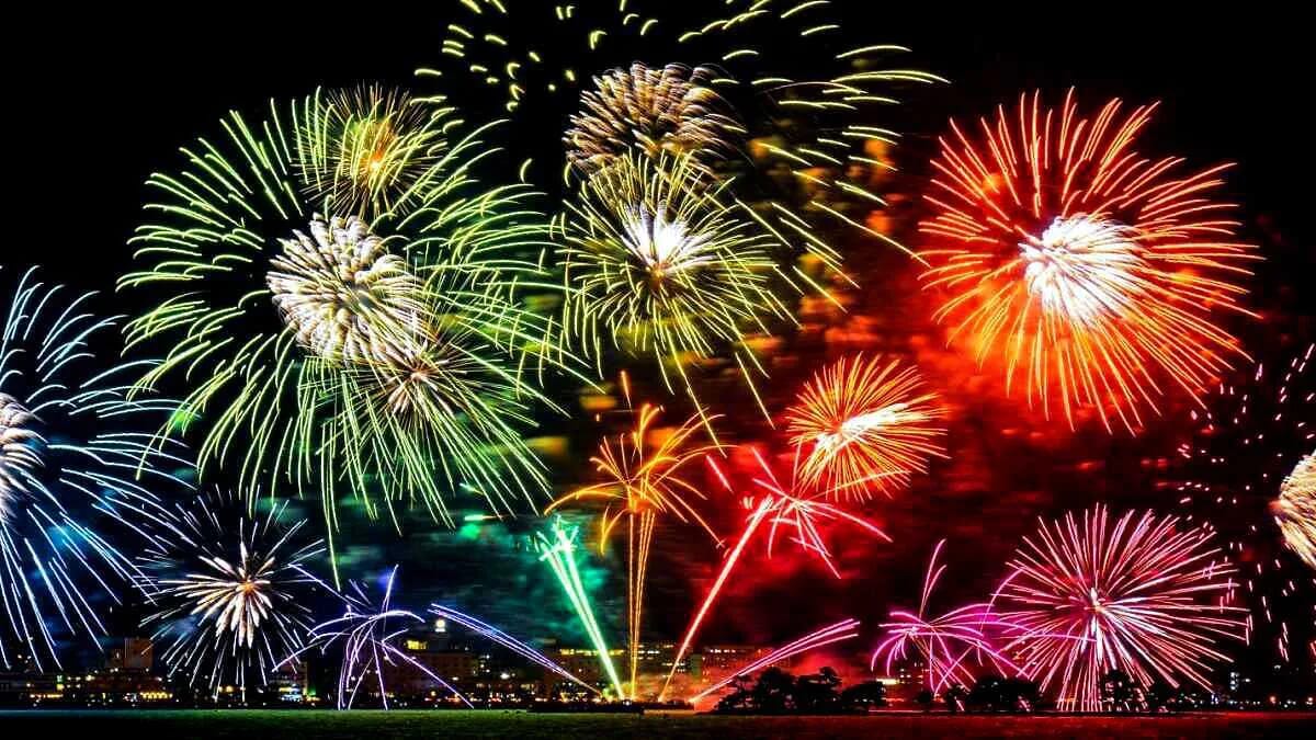 Feuerwerk Licht Farbe Knall Silvester Neujahr · AVENTIN Storys