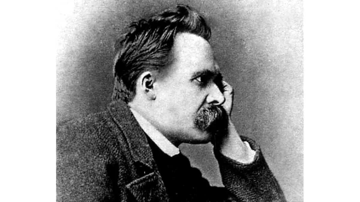 Historisches Seitenporträt von Friedrich Nietzsche mit markantem Schnurrbart und aufgestütztem Kopf im nachdenklichen Blick