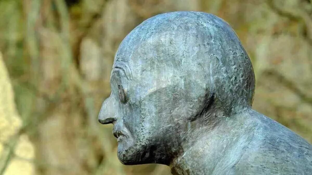 Seitliches Bronzeprofil einer Max-Planck-Büste mit scharf gezeichneter Nase und ruhigem Ausdruck vor unscharfem Hintergrund.