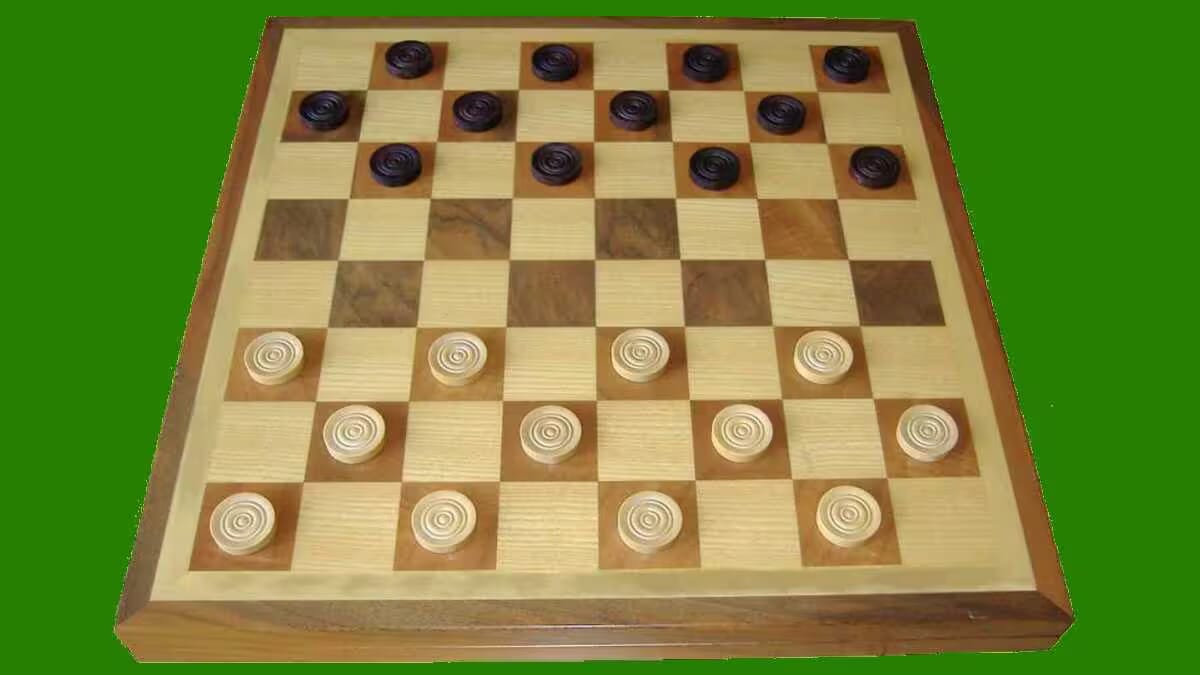 Holzschachbrett mit schwarzen und weißen Spielsteinen in einem klassischen Design.
