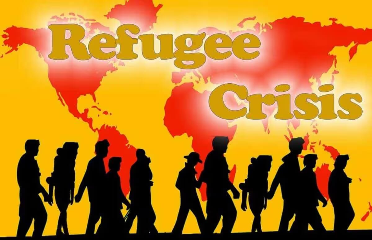 Vor einer rot-gelben Weltkarte stehen schwarze Silhouetten von Menschen, darüber der Text „Refugee Crisis“. Flüchtlingskrise und Konsequenz im Straßeninterview.