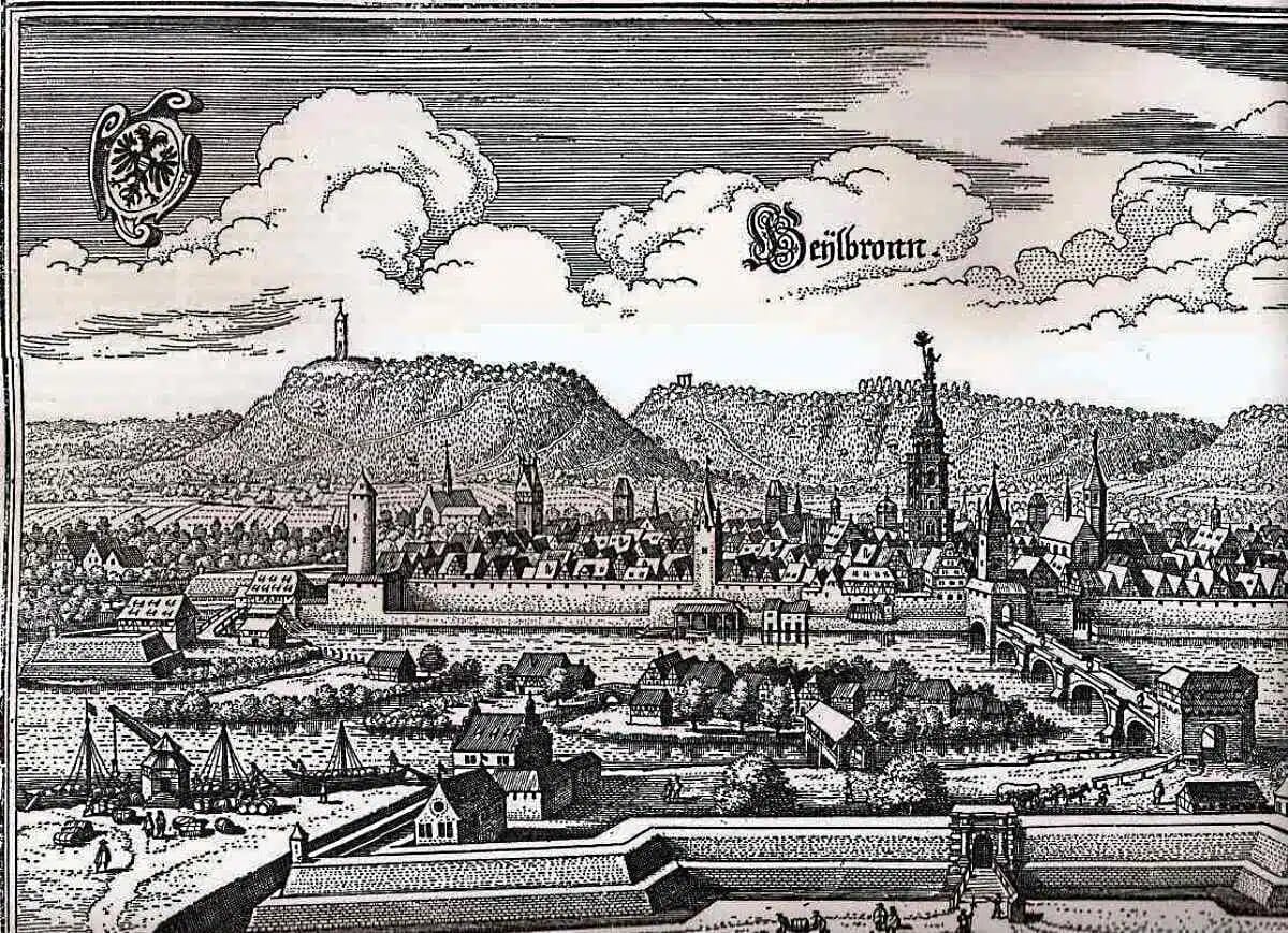Historische Ansicht von Heilbronn mit Stadtmauer, Neckarbrücke, Türmen und Hügeln unter einem wolkigen Himmel im Kupferstich.