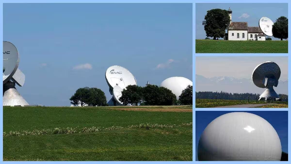 Weiße, kuppelförmige Radome einer Erdfunkstelle in Raisting auf grüner Wiese, für die Funkverbindung zu Satelliten, Schiffen und Flugzeugen.