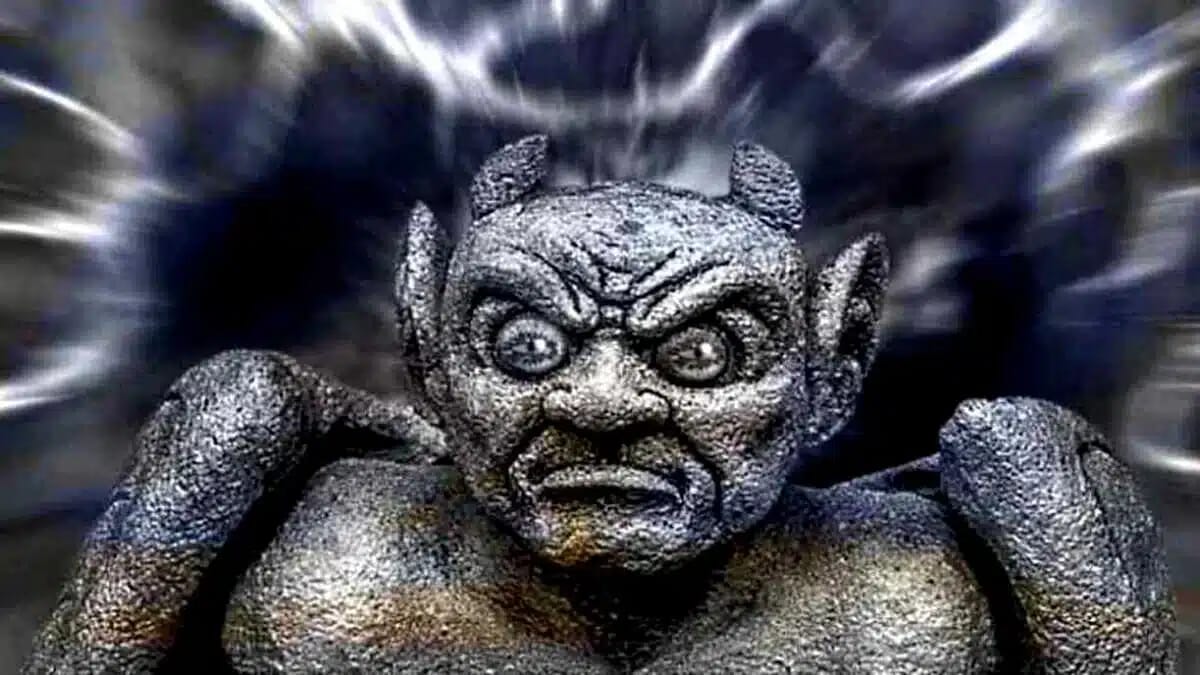 Mit grimmigem Blick und grauer Haut starrt der gehörnte Teufel aus einer düsteren, wirbelnden Kulisse.