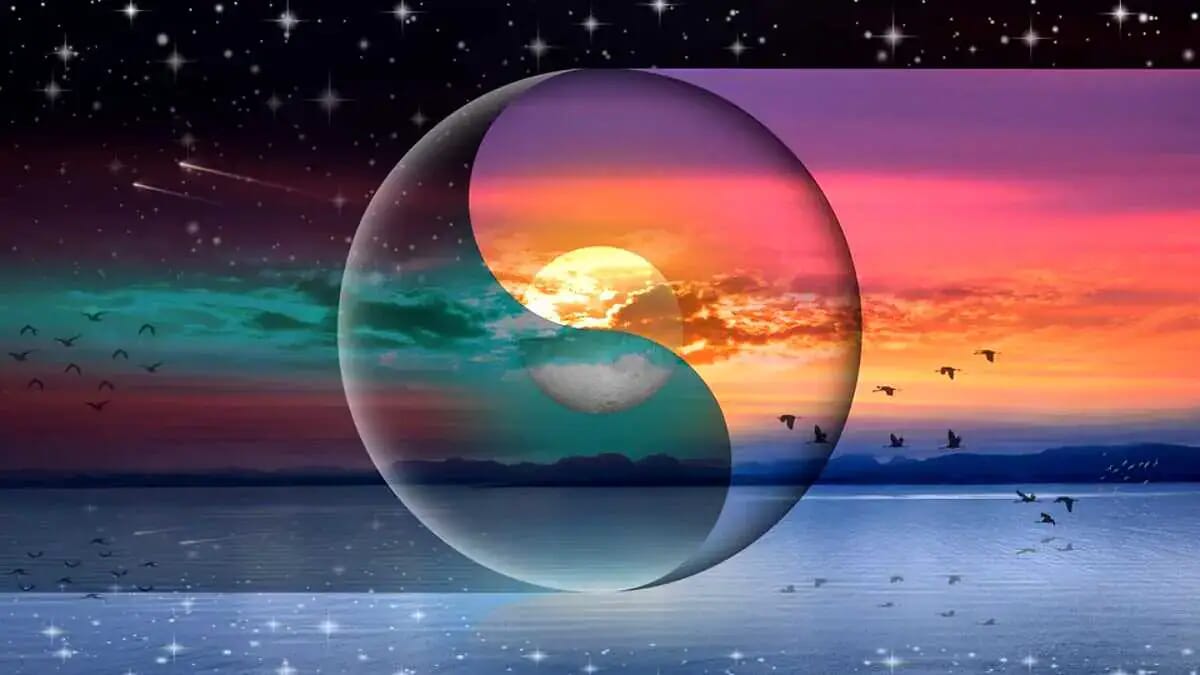 Ein farbiges Yin-Yang-Symbol schwebt über Meer und Sonnenuntergang, während Qi und traditionelle chinesische Medizin Harmonie und Balance andeuten.