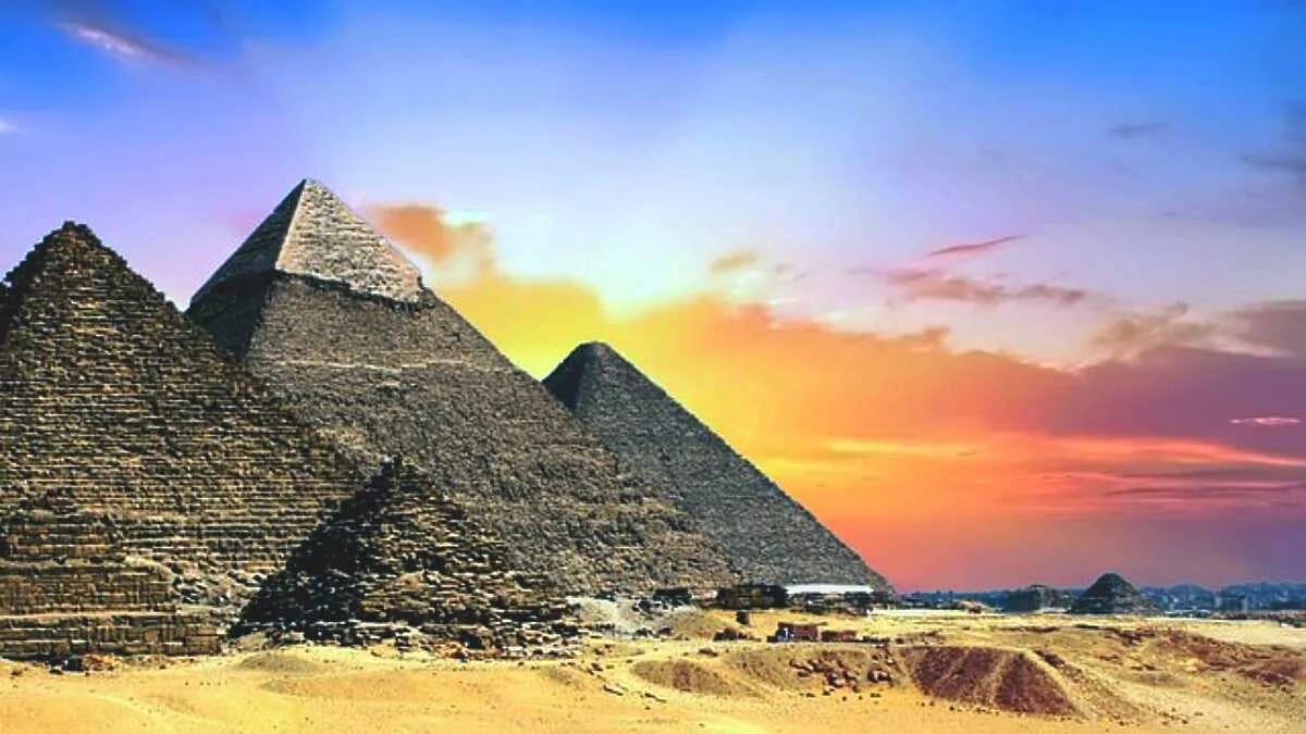 Ägypten Pyramide Gizeh Pharao Antike Bauwerk Niltal Nofretete Echnaton Amarna · AVENTIN Storys