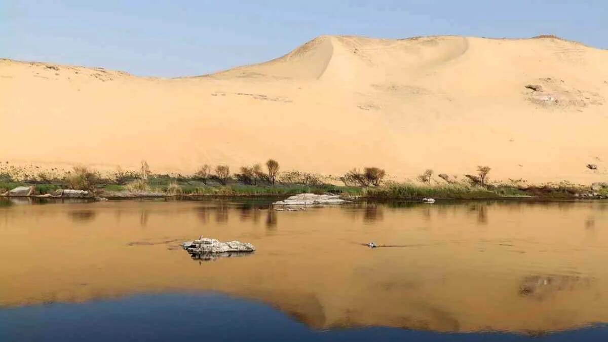Fluss Wüste Ufer Sand Wasser Felsen · AVENTIN Storys