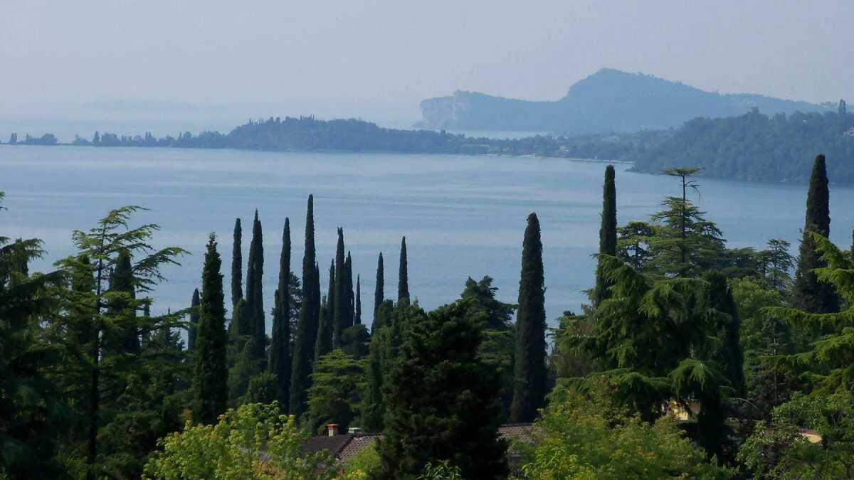 Gardasee Lago Italien Insel Lake Zypressen · AVENTIN Storys