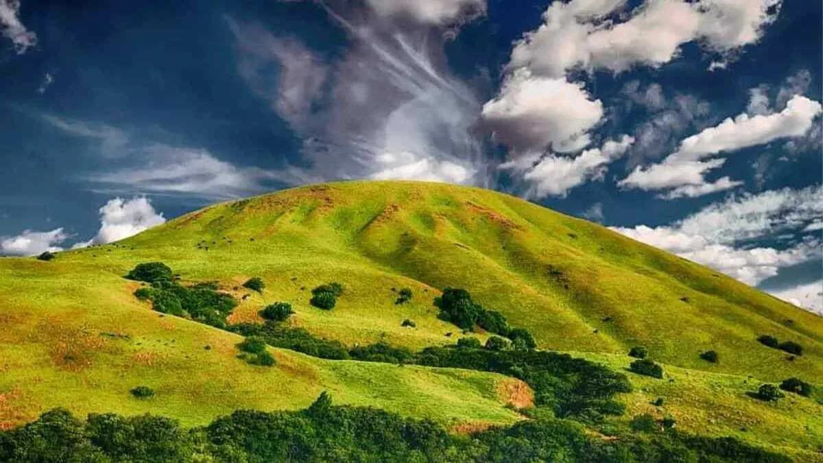 Hügel Berg Himmel Wolken Landschaft · AVENTIN Storys