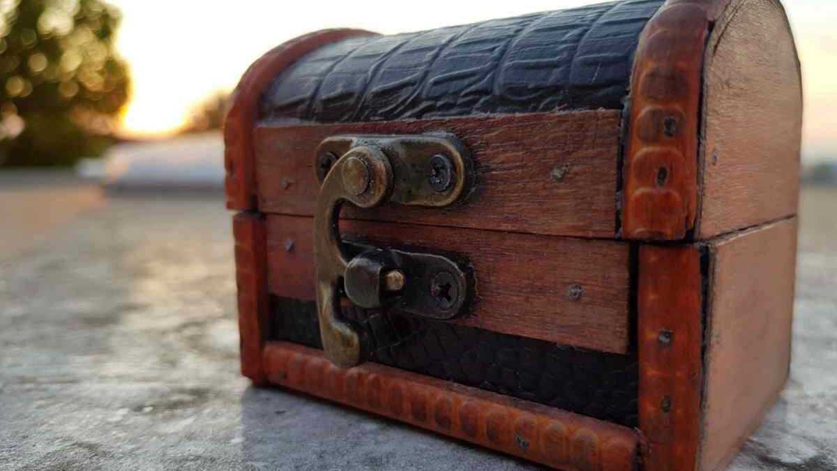 Kästchen Wunder Box Kiste Verschluss Holz · AVENTIN Storys