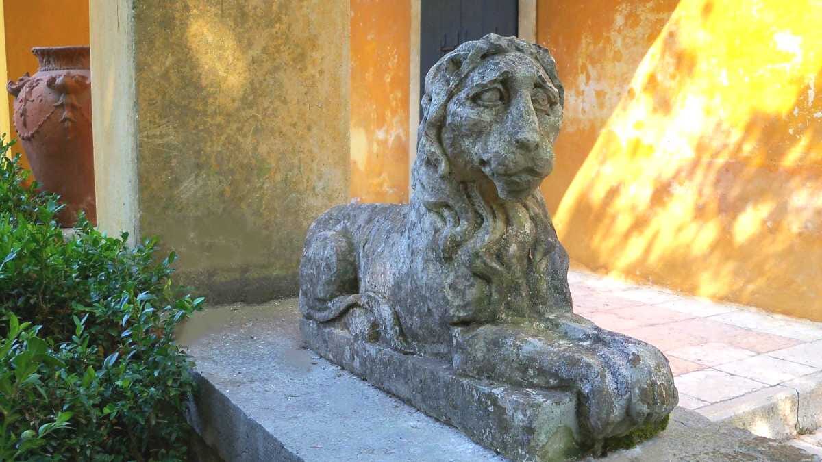 AVENTIN Storys · Löwe Portal Schutz Monument Figur Eingang