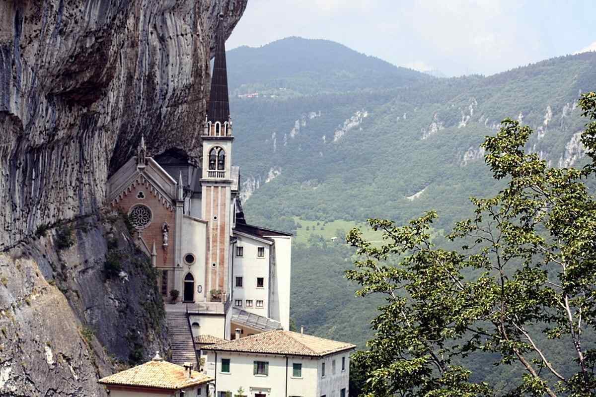 Das Santuario Madonna della Corona liegt hoch in einer Felswand am Monte Baldo über dem bewaldeten Etschtal.